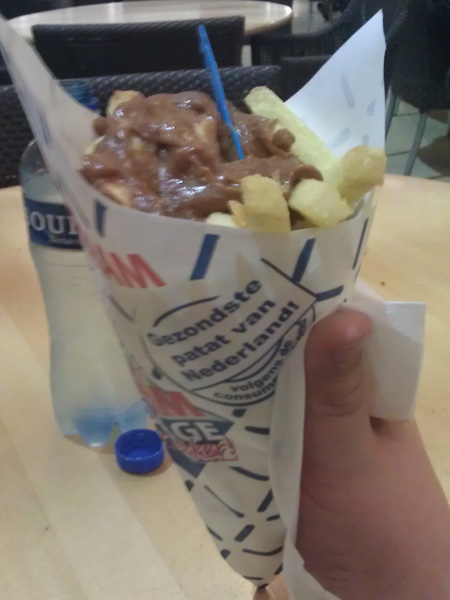 Patat with pindasaus