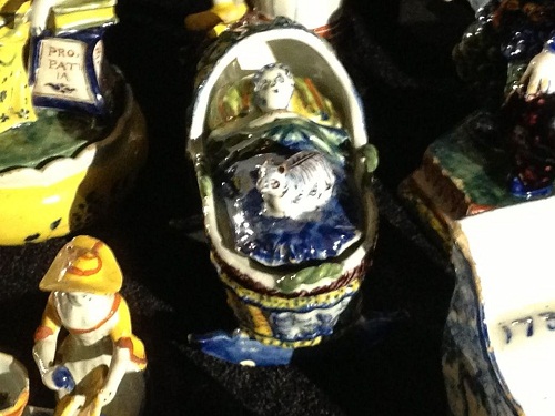 Gemeente Museum baby in crib Delft blauw