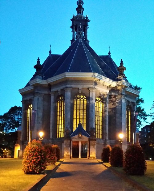 Nieuwe Kerk at night in the Hague