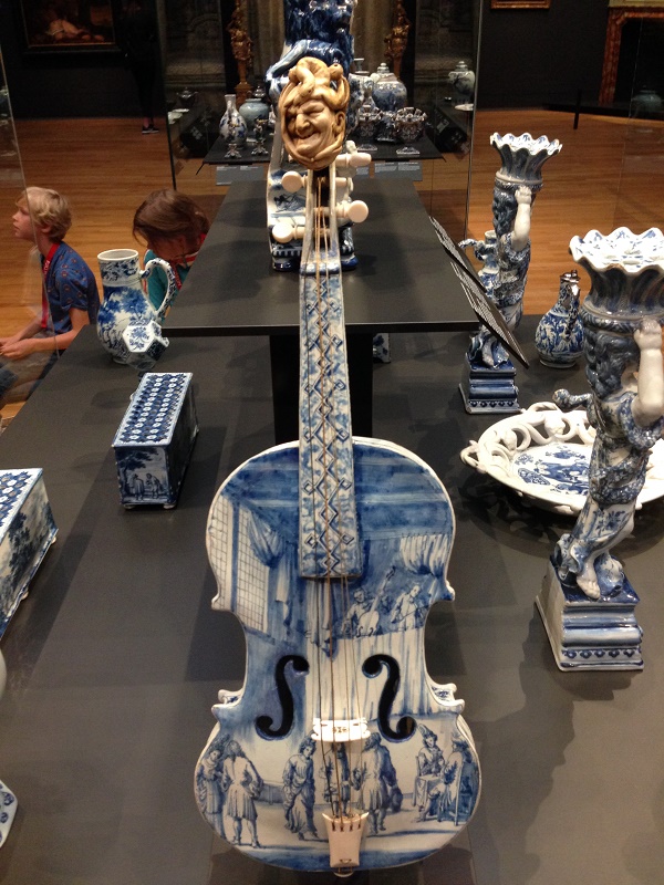 Delft blauw guitar in Rijksmuseum