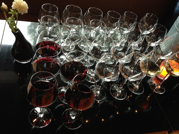 wine-glasses-red-and-white-wine