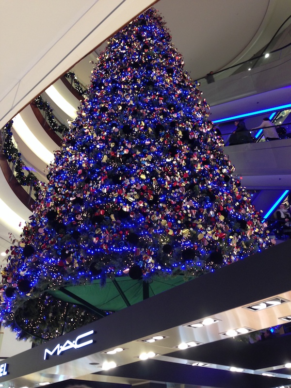 2016-christmas-tree-bijenkorf-the-hague-from-below