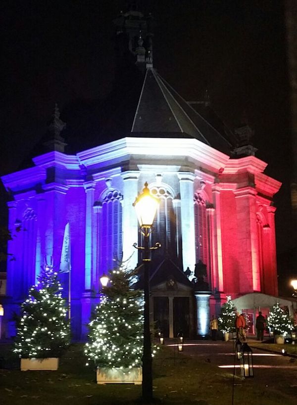 nieuwe-kerk-in-blue-white-and-red-lights-the-hague-december-2016