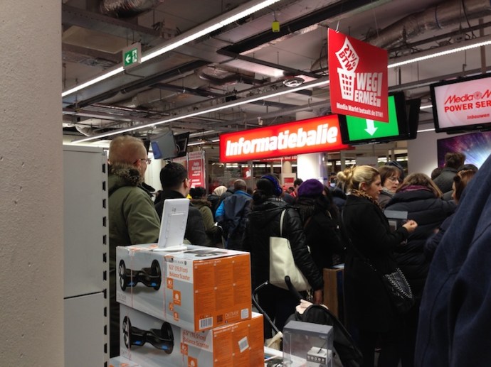 crowds-at-media-markt-during-btw-vrije-dagen-2017