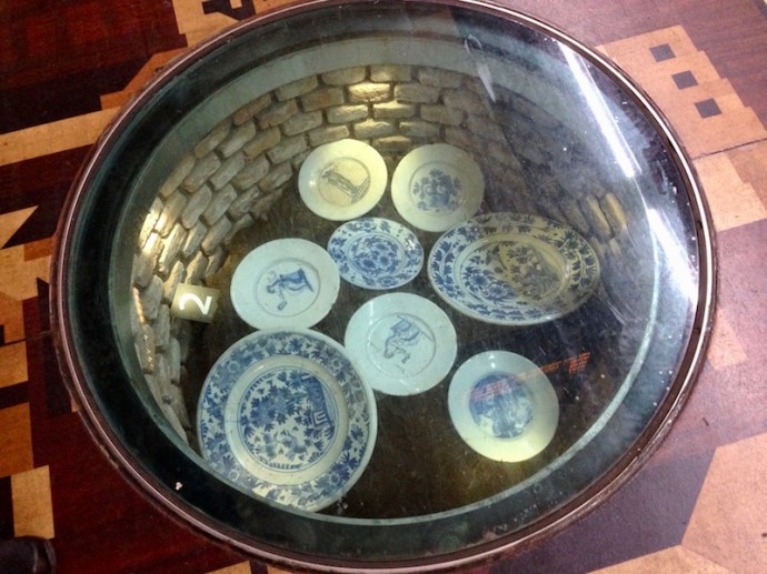 artifacts-by-grote-markt-tram-stop-the-hague-2-plates