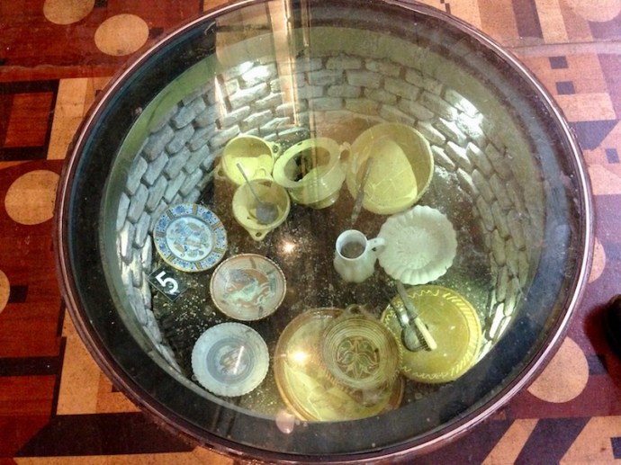 artifacts-by-grote-markt-tram-stop-the-hague-5-around-the-table