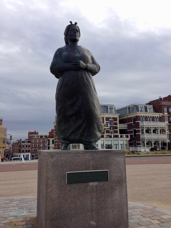 fishermans-wife-monument-scheveningen