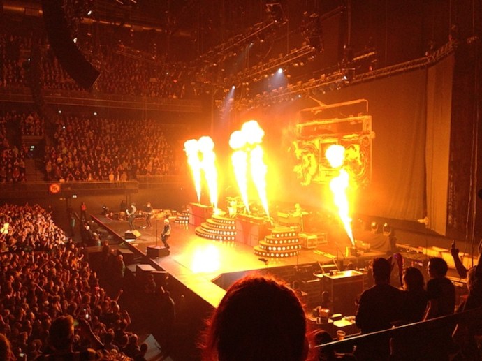 green-day-concert-jan-2017-amterdam-ziggo-dome-flames