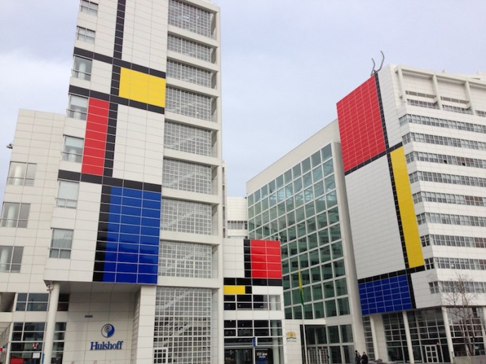 largest-mondriaan-in-the-world-on-the-city-hall-of-the-hague