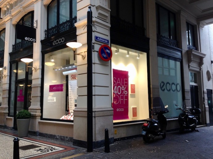 achterom-street-crossing-with-the-passage-the-hague