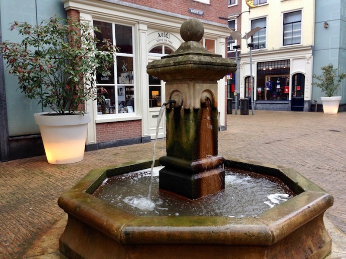 french-riviera-fountain-in-the-haagse-bluf-the-hague