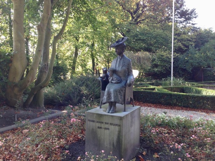 Statue of Marie Gravin van Bylandt, The Hague
