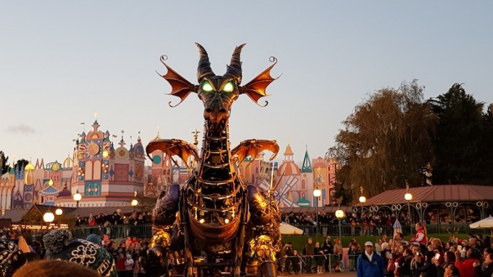 Disneyland Paris - Stars on parade, mechnical dragon