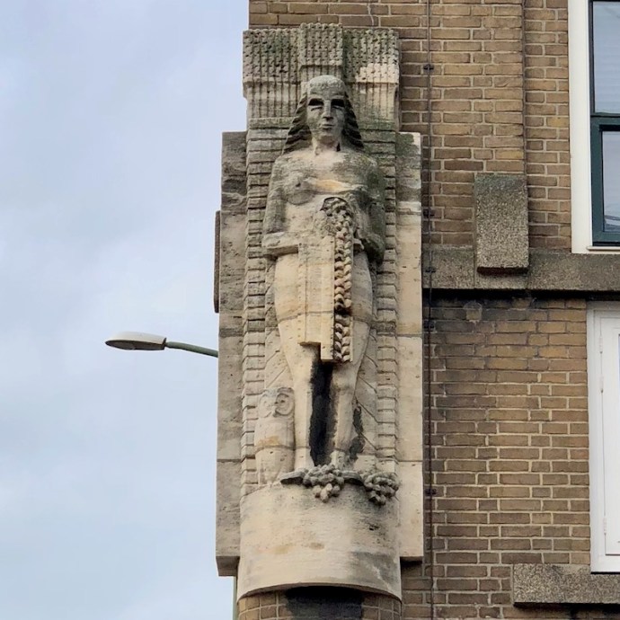Close up of the statue at the Veenkade, The Hague