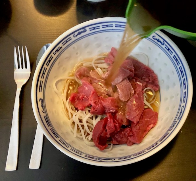 Cooking beef strips with a hot broth
